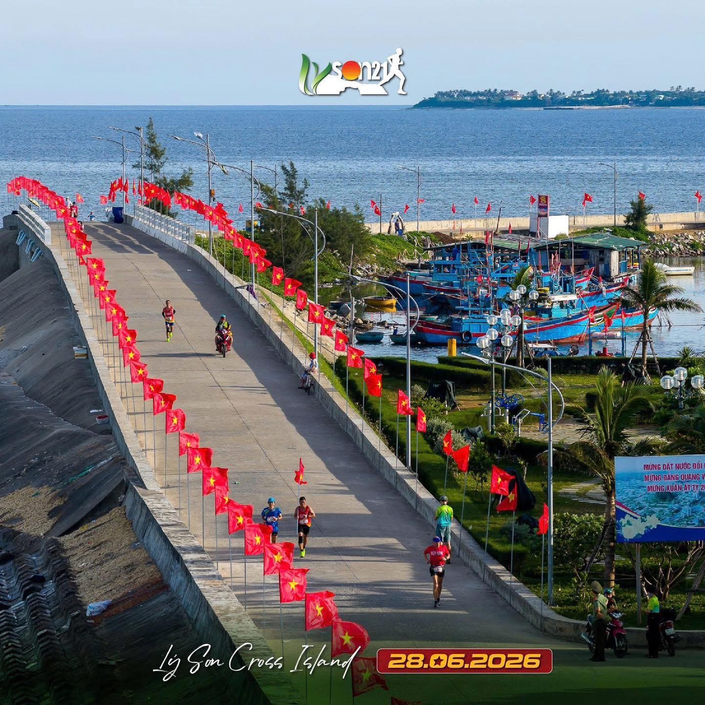 Đường chạy Lý Sơn Cross Island Half Marathon — cờ đỏ rực rỡ hai bên, runners chạy ven cảng cá